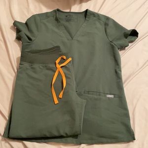 Figs Womens Moss Scrub Set